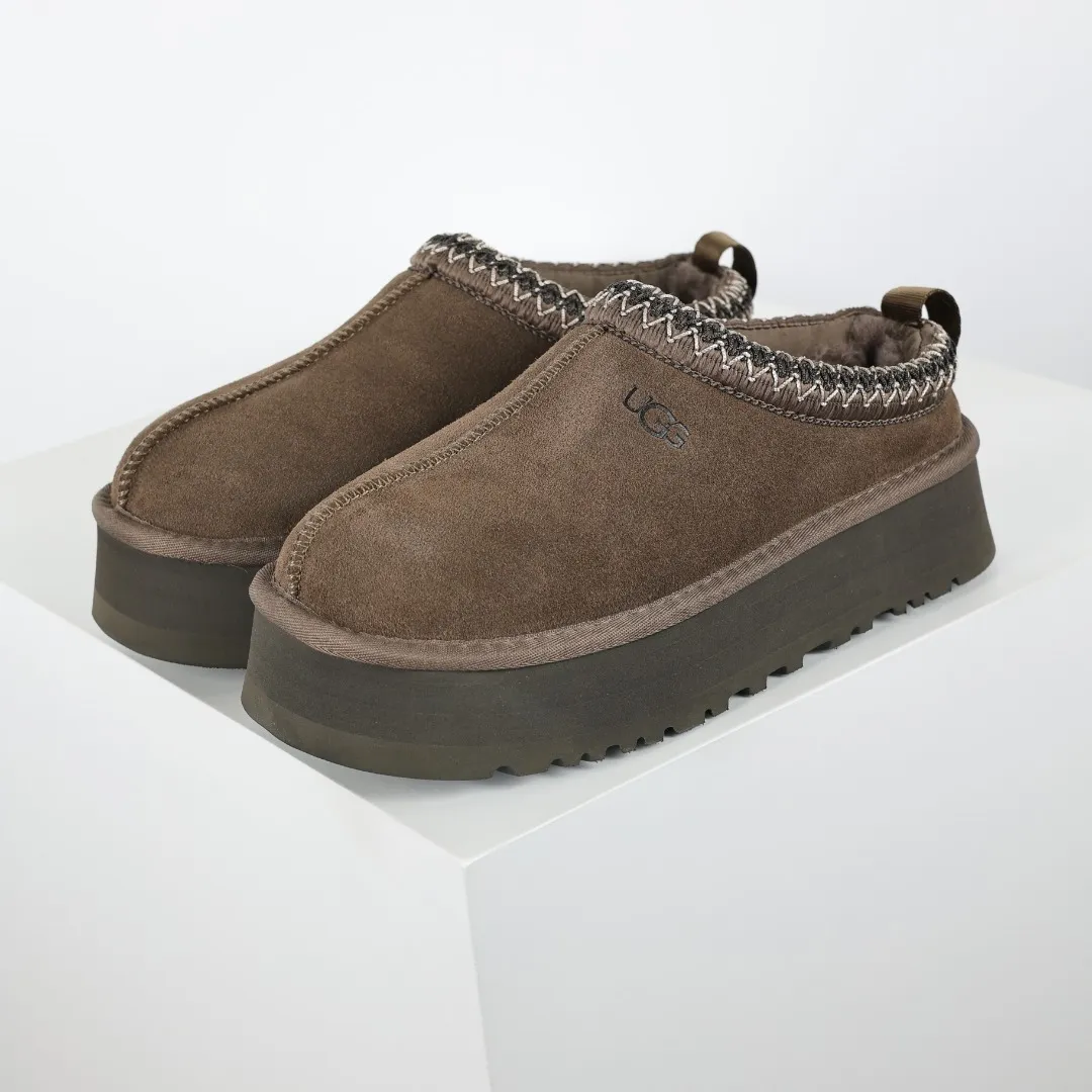 Pick up locally 💰540 The core product is good price UGG Tazz series walnut color half-flops Xiaohongshu hot model Henan Longfeng leather production Sheepskin integrated top quality in the market Waterproof upper material 2-3 cm cashmere insole to keep warm in winter and suitable for home use UUG has launched a style series in the new year, which is partially geared towards the preferences of young consumers and has also moved to the forefront of fashion trends. Shoe body material Water-repellent coated suede upper 17mm UGGPURE™ implanted wool insole Lightweight non-slip comfortable rubber outsole With brand LOGO Trademark Comes with full packaging Size: 35 36 37 38 39 40
